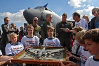 Předání modelu B-52 od českých modelářů posádce stroje